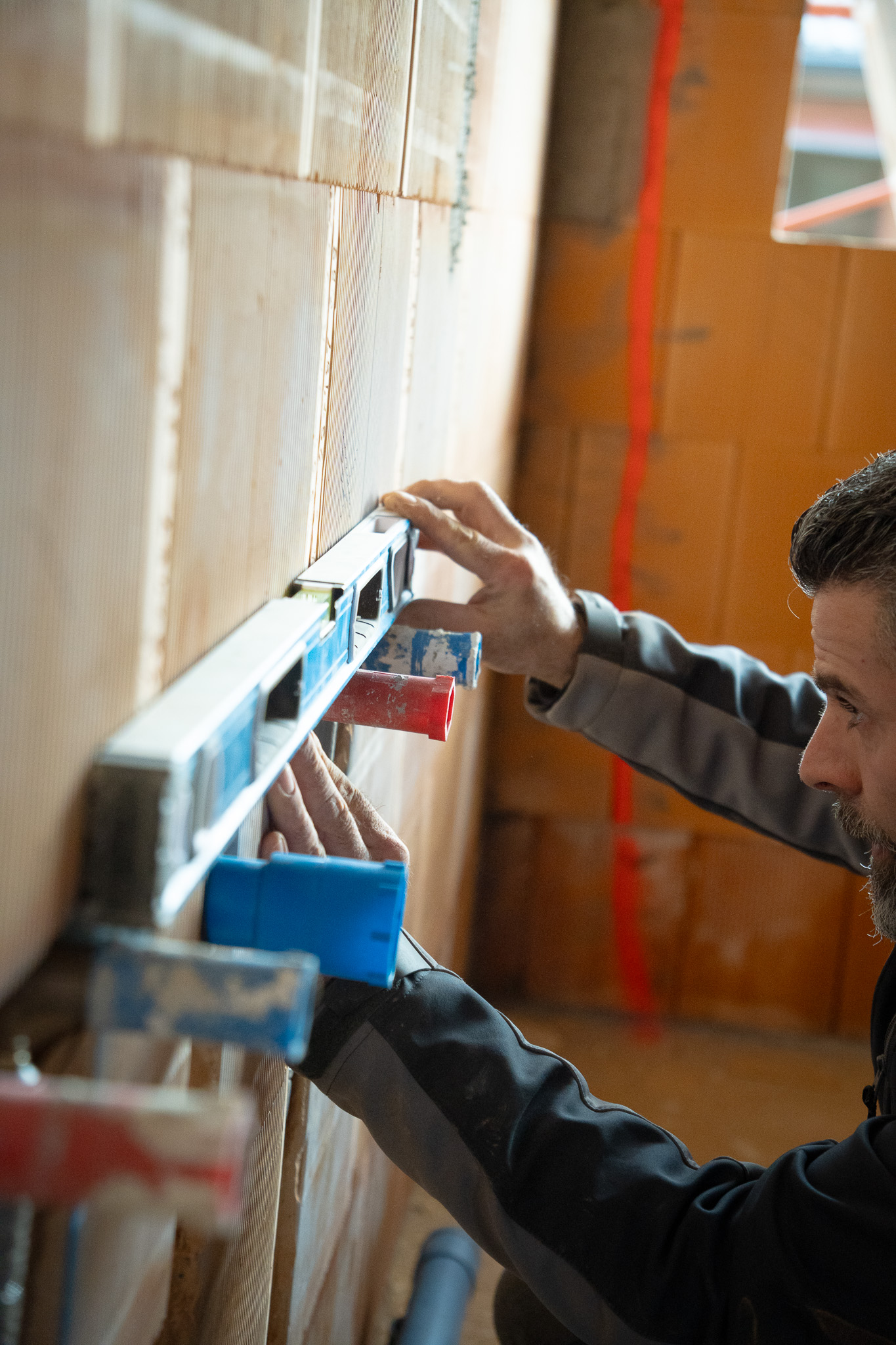 Installation und präzise Arbeit an Sanitär- und Heizungstechnik